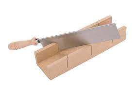 Caja de ingletes de madera de 300 mm con sierra trasera.
