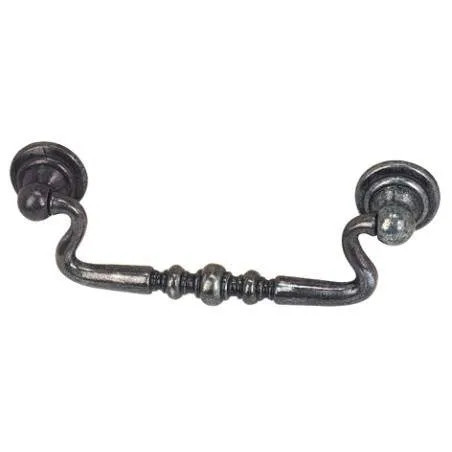 Maniglia a goccia in zama in argento vecchio, L.115mm, P.20mm, H.41mm, interasse 96 mm, 1 pezzo con viti.