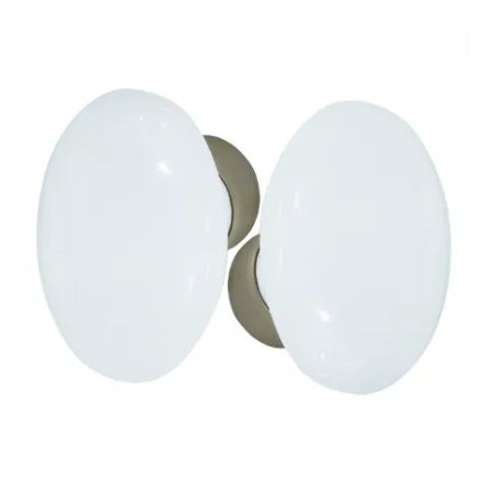 Ensemble de poignées doubles ovales en porcelaine blanche sur une cuvette nickelée brossée.