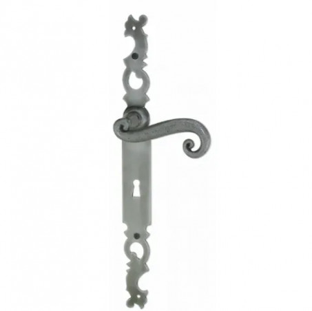 Conjunto sobre placa Gallo en hierro gris con cerradura.