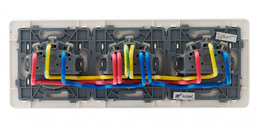 Presa tripla precablata ad incasso a 2 poli + terra modello ARTEZO bianco