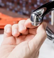 Doorstroombegrenzer, beluchter, beluchter en straalonderbreker voor kranen