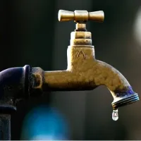 Sproeier en waterkraan